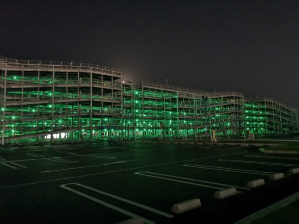 イーアス沖縄豊崎の駐車場夜景