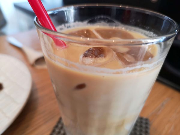 T&M COFFEE（ティーアンドエムコーヒー）のアイスカフェラテ